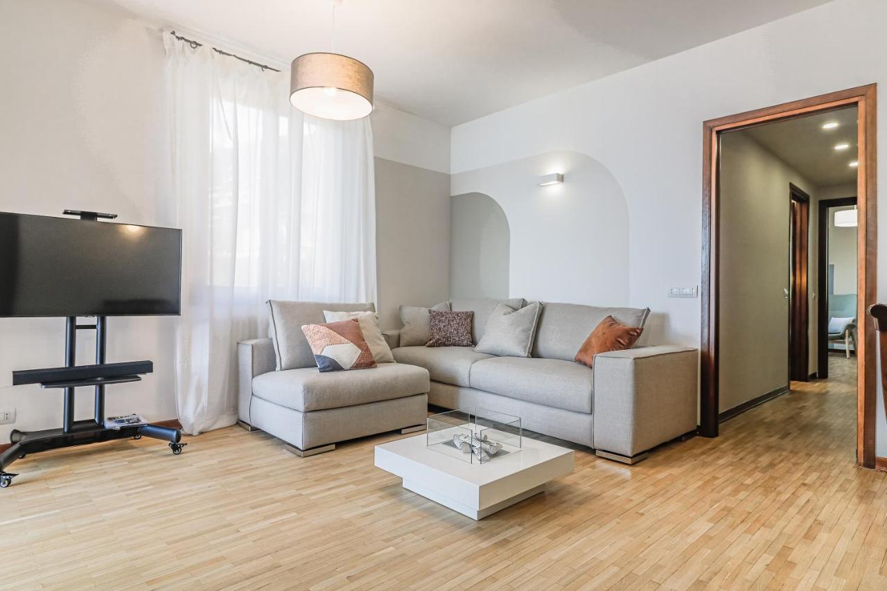 Stunning View Lakeside Apartment - Larihome A11 グラヴェドーナ エクステリア 写真
