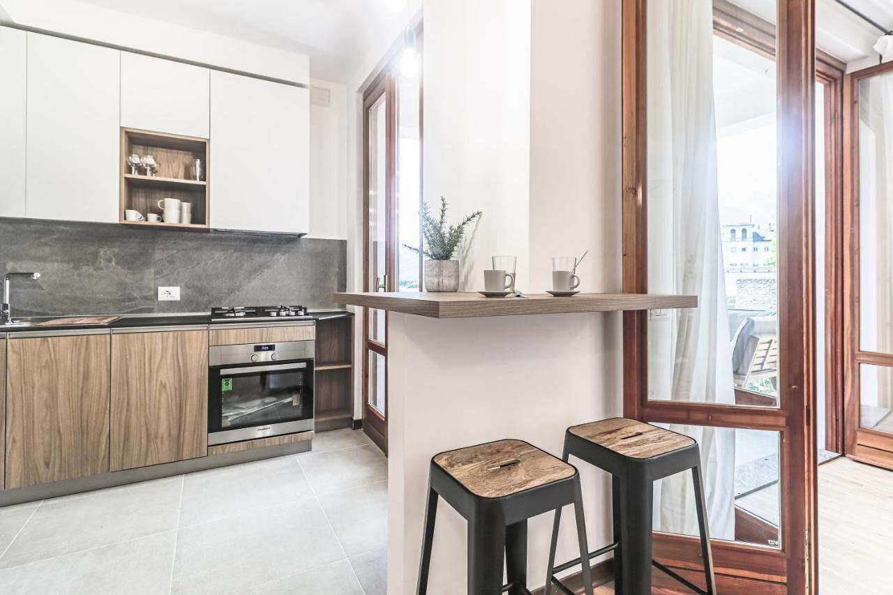 Stunning View Lakeside Apartment - Larihome A11 グラヴェドーナ エクステリア 写真